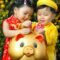 Trẻ con vui mừng khi được người lớn lì xì đầu năm mới.