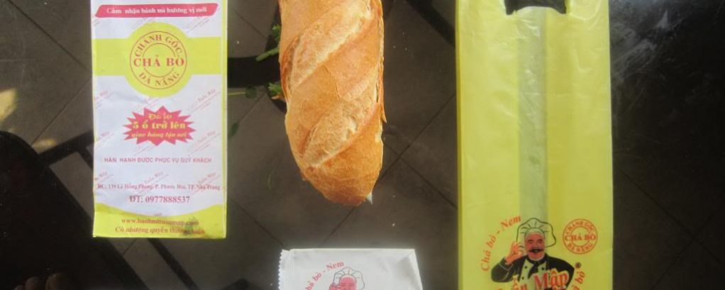 in-tui-giay-dung-banh-mi
