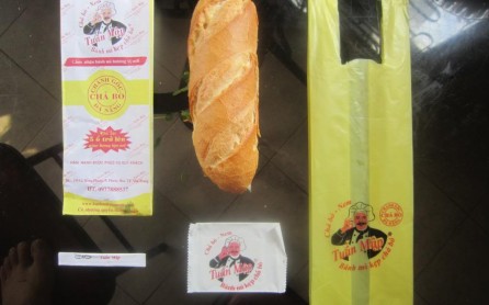 in-tui-giay-dung-banh-mi