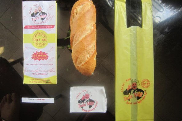 in-tui-giay-dung-banh-mi