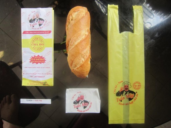 in-tui-giay-dung-banh-mi