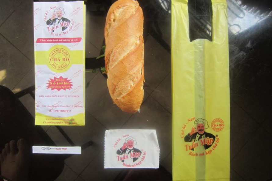 in-tui-giay-dung-banh-mi