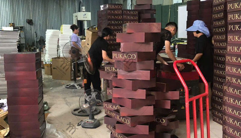 nhân viên gia công của xưởng in TMT Việt Nam
