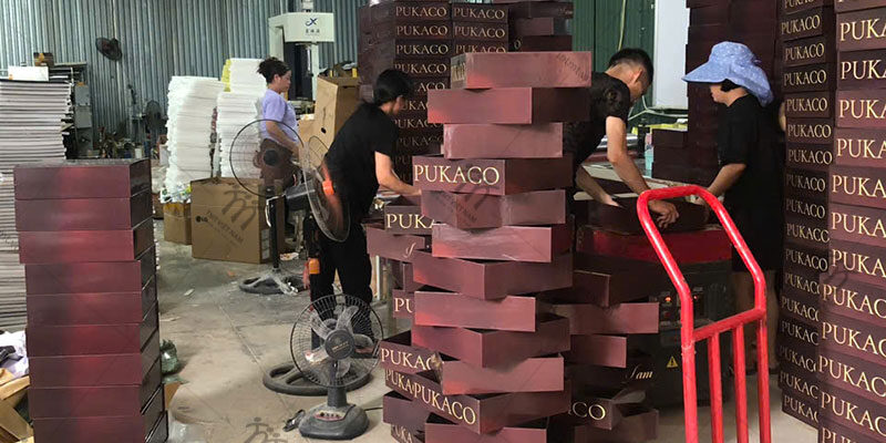 nhân viên gia công của xưởng in TMT Việt Nam