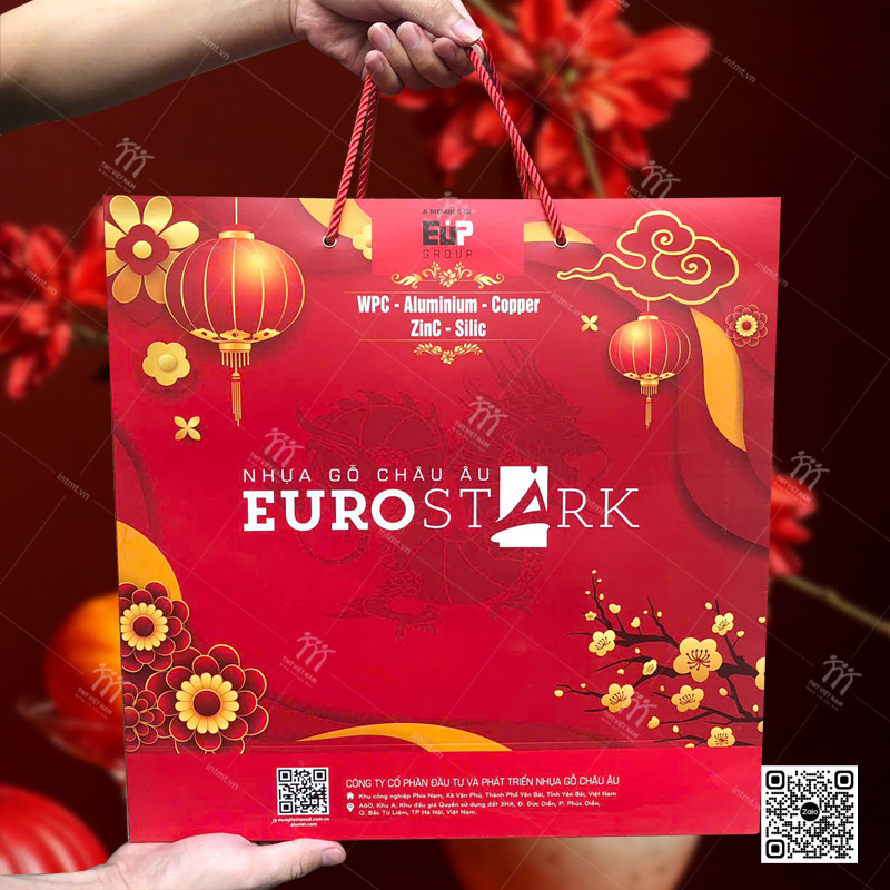in túi giấy đựng hộp quà tết cho doanh nghiệp