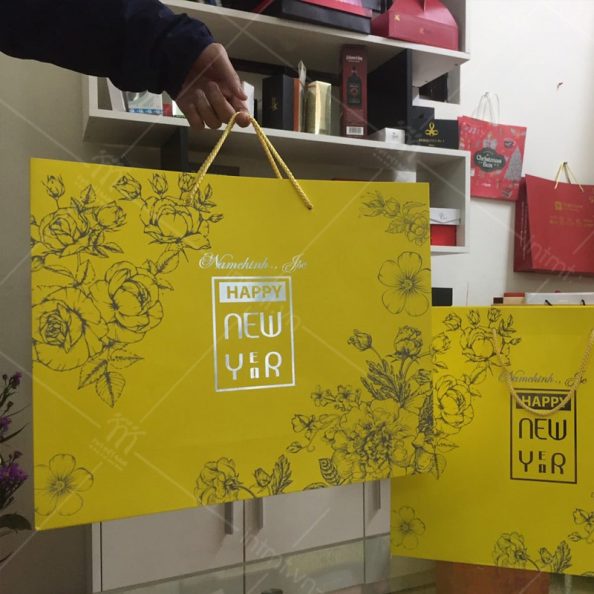tui-giay-dung-qua-tet-mau-vang-ep-nhu túi giấy đựng quà tết vàng ép nhũ