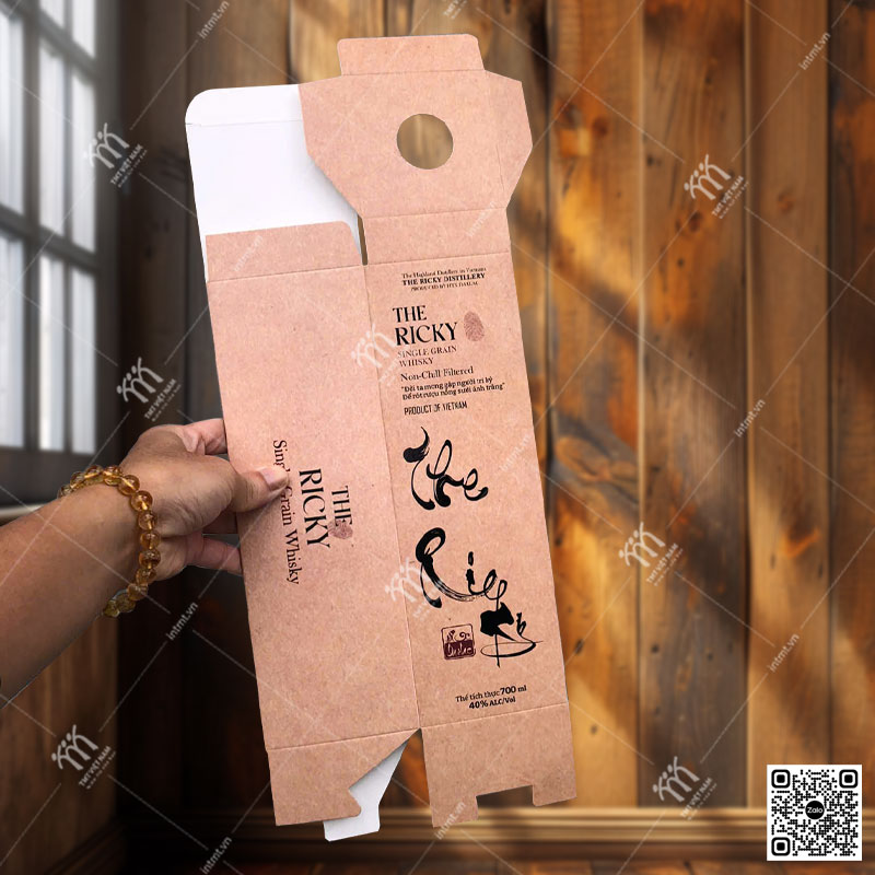 Ảnh thực tế khi xếp phẳng hộp giấy mềm đựng rượu