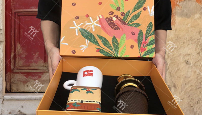 Hộp đựng cà phê, phin pha và ly tách