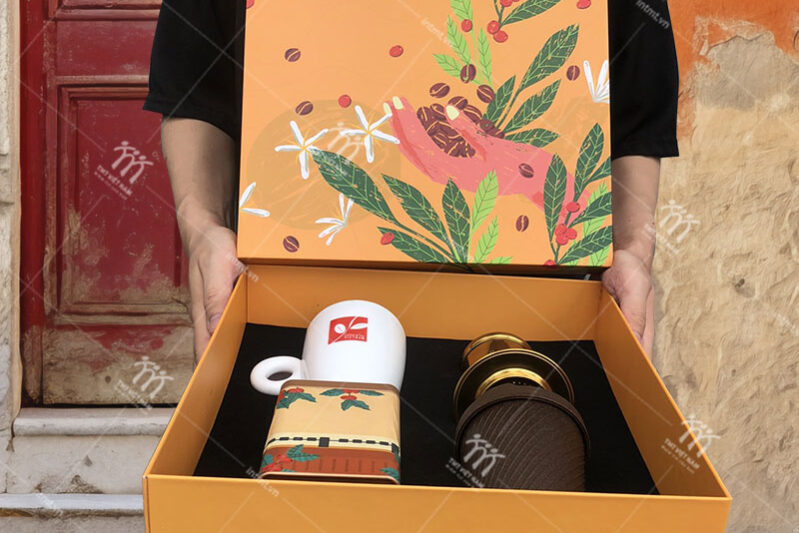 Hộp đựng cà phê, phin pha và ly tách