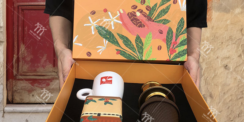 Hộp đựng cà phê, phin pha và ly tách