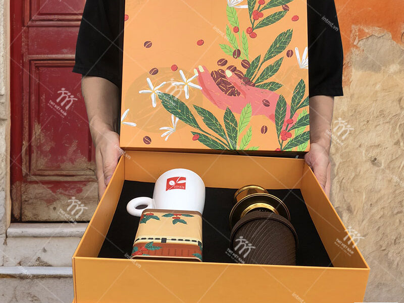 Hộp đựng cà phê, phin pha và ly tách