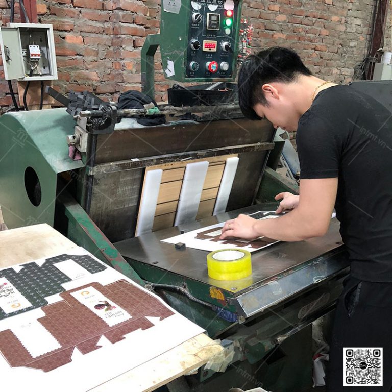 Máy bế hộp giấy tại xưởng TMT Việt Nam