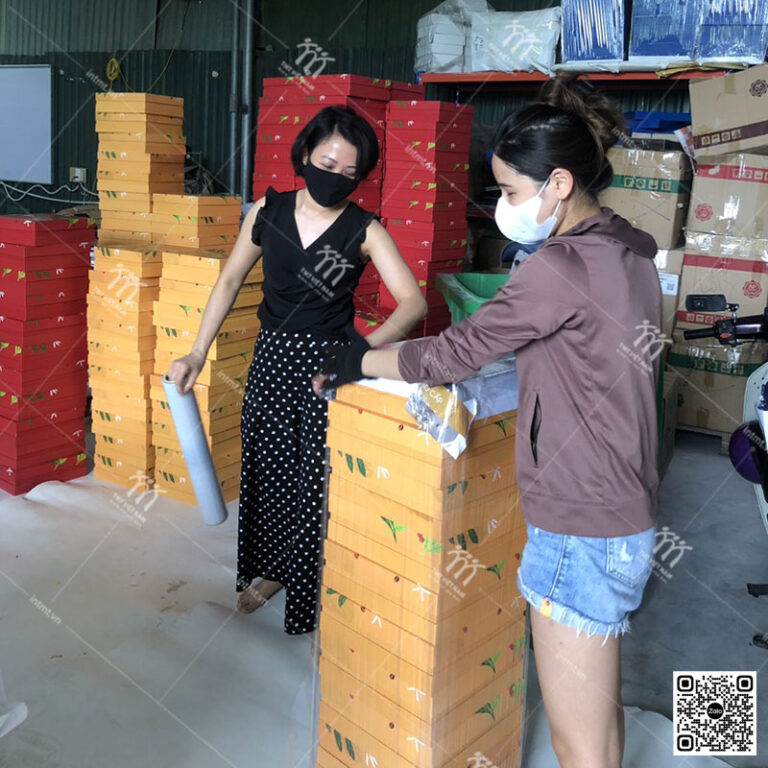 Nhân viên xưởng TMT Việt Nam quấn màng co hộp trà