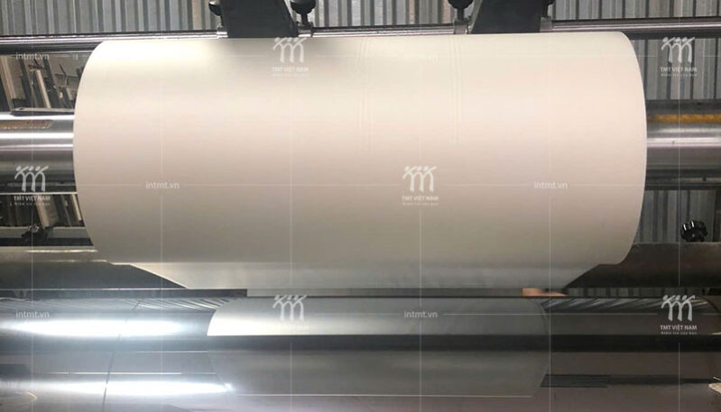 lắp cuộn màng vào máy