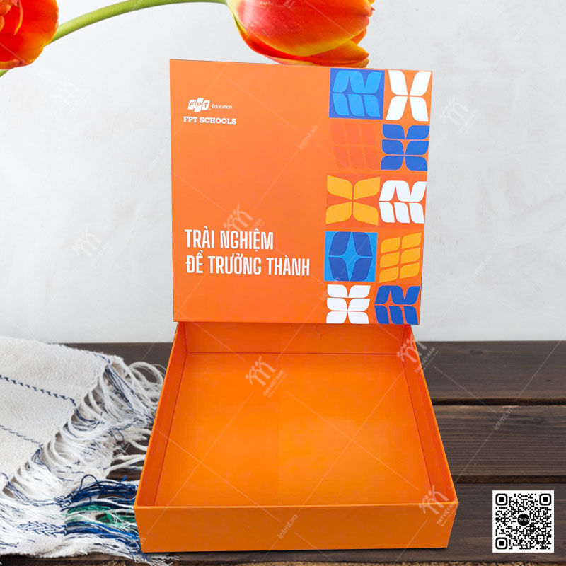 Hộp đựng quà tặng trường FPT