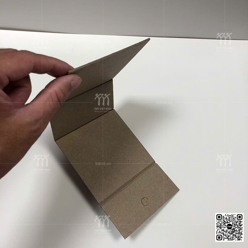 lớp carton lạnh trong hộp cứng được cắt và bế gân