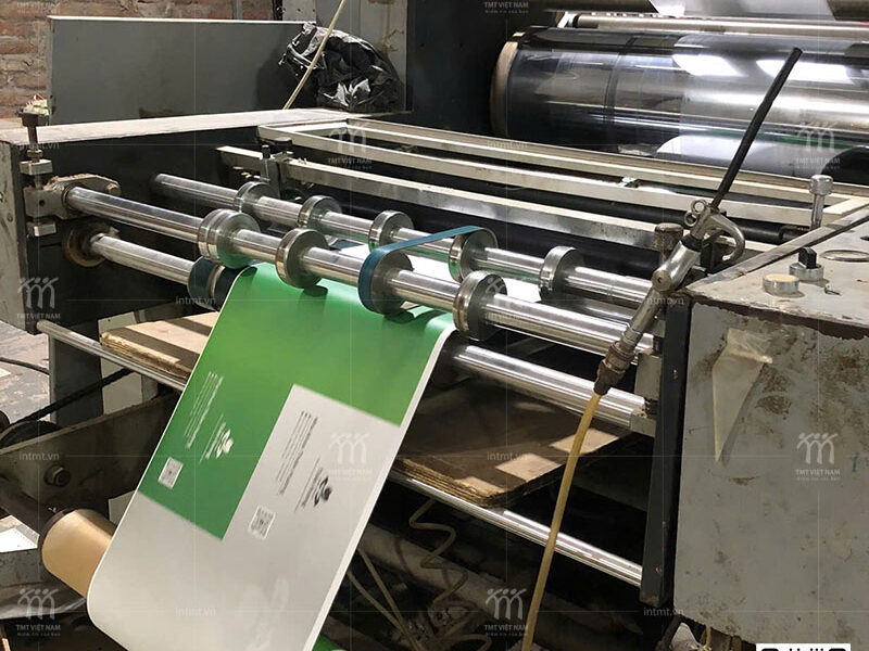 gia công in hộp giấy giai đoạn cán màng