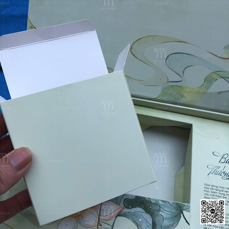 Các hộp bánh nhỏ bên trong